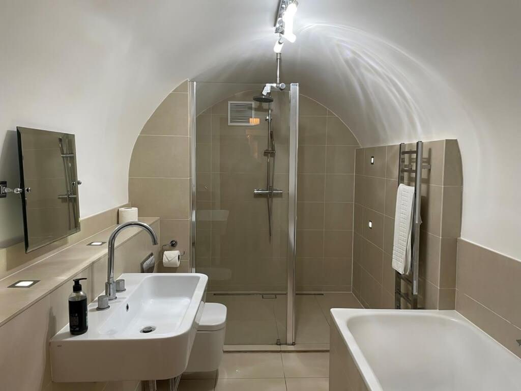 Beautiful 3 Bed Basement Flat With Garden Apartamento Bath Exterior foto